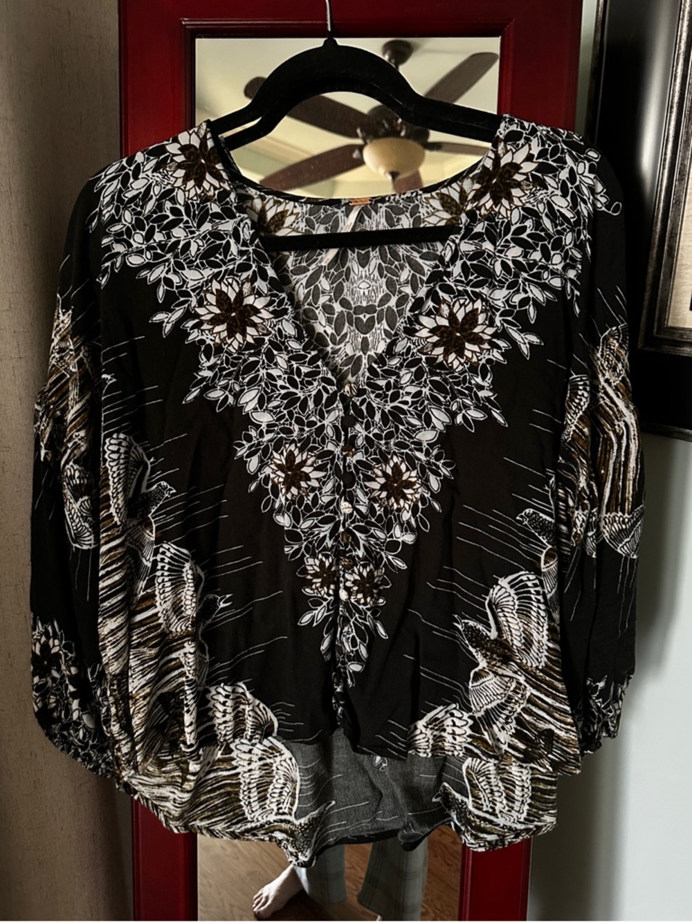EUC Free People Women’s Black Floral V-Neck Blouse. Sm.